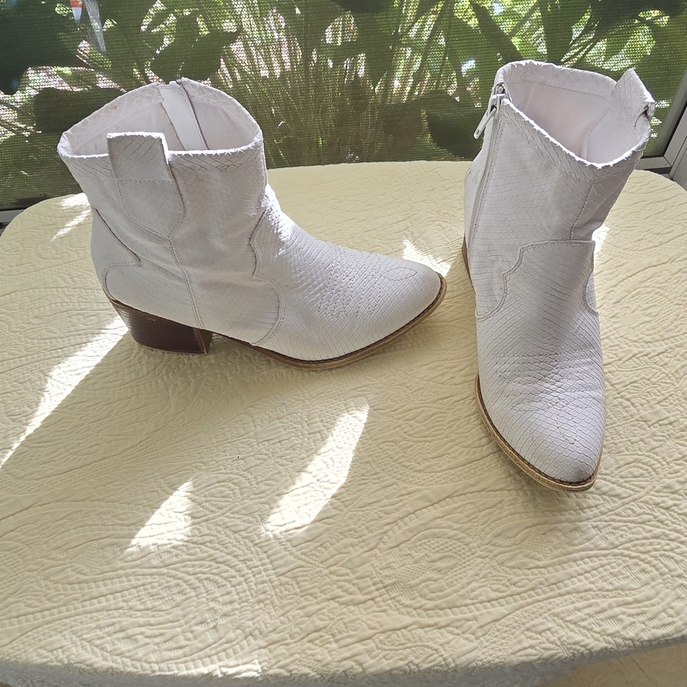 Dirty Laundry Textured White Ankle Boots
